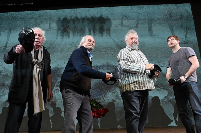 Кепки летят в зал | Источник: Евгений Епанчинцев