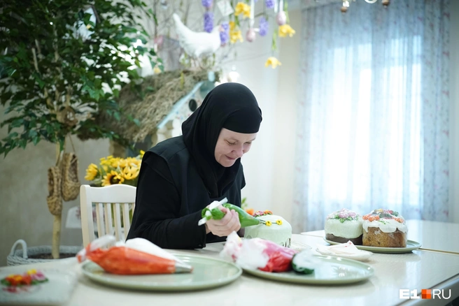 В монастыре показали, как сестры украшают самодельные куличи | Источник: Елена Елизарова / E1.RU