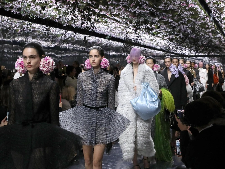 Дебют Джонатана Андерсона для Dior: цветы, скульптуры и новая женственность Дебют Джонатана Андерсона для Dior: цветы, скульптуры и новая женственность