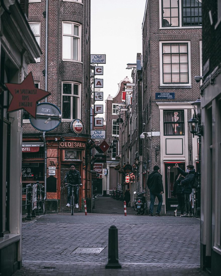 Фото №6 - Фотограф из Амстердама показал, как квартал красных фонарей живет при карантине