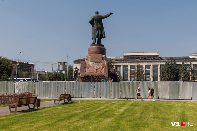 Забор и старый кирпич вносят нотку диссонанса в благоустроенность площади Ленина | Источник: Алексей Волхонский / V1.RU