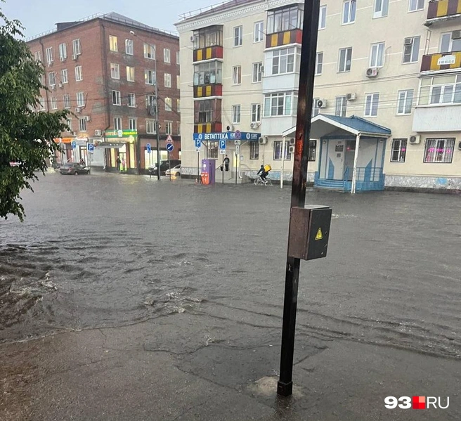 Ливневка в центре города не справилась с потоками воды | Источник: Читатель 93.RU