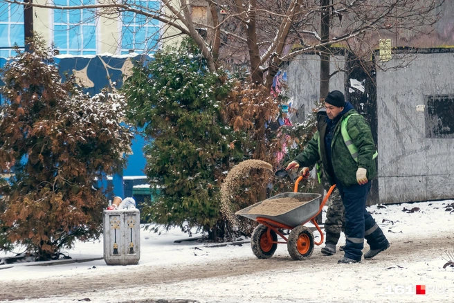 Тротуары посыпают по всему центру | Источник: Евгений Вдовин / 161.RU
