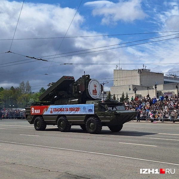 Парад военной техники собрал сотни зрителей | Источник: Юлия Дёмина / IZH1.RU