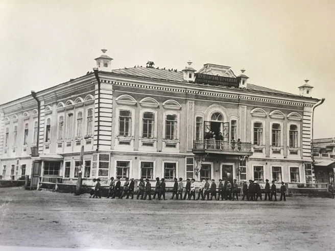 Здание Троицких мужского и женского приходских училищ на ул. Троицкой 1890-е годы | Источник: Комитет по делам архивов Курганской области /vk.com