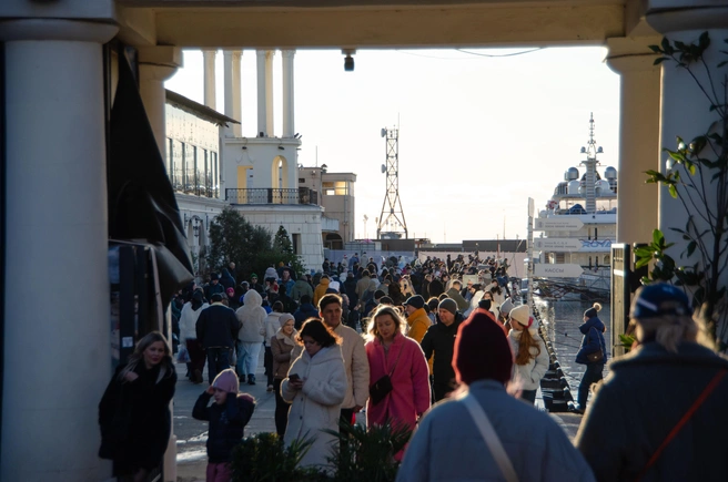 Погода выманила всех разом к морю и создала людской затор | Источник: Оксана Витязь / SOCHI1.RU