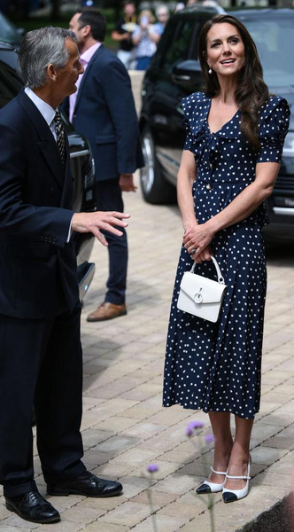 Стиль вне времени: Кейт Миддлтон в платье в горошек посетила открытие шелтера для женщин и детей