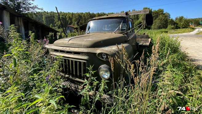 Признак места&nbsp;силы&nbsp;— бессильно заросший автомобиль | Источник: Артем Краснов