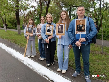 Многие семьи смотрят на строй со стороны, но с фотографиями своих Героев | Источник: Владислав Митрошин / 56.RU