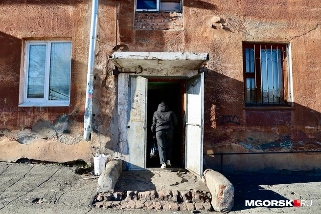 Заходим в подъезд | Источник: Наталья Зайцева / MGORSK.RU