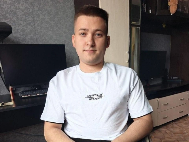 Илье Анисимову 21 год, и у него стоит диагноз «несовершенный остеогенез». | Источник: ilya_ostiogenesis / Instagram.com (соцсеть запрещена на территории РФ)