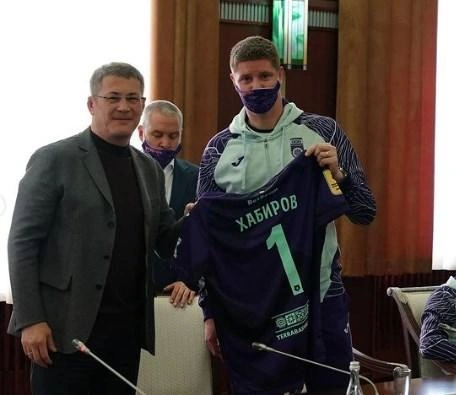 Глава Башкирии Радий Хабиров заверил команду в поддержке, а спустя несколько дней главный тренер (в октябре 2020 года это был Вадим Евсеев) уволился | Источник: Ростислав Мурзагулов / Instagram.com