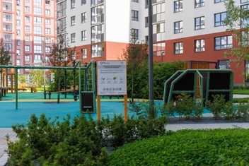 Во дворах много зелени, при этом мощеные дорожки для комфортных прогулок тоже имеются | Источник: «Синара-Девелопмент»
