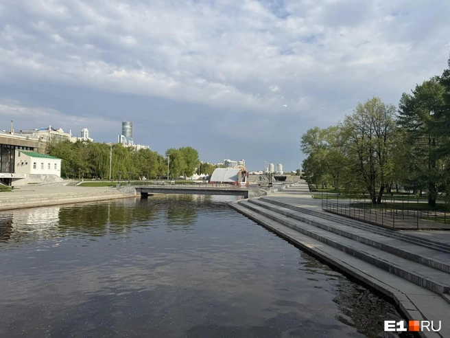 В центре очень мало людей. Например, Плотинка почти пуста | Источник: Дарья Манохина / E1.RU