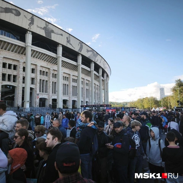 Очередь на автограф-сессию Ривалдо | Источник: Михаил Мечев / MSK1.RU