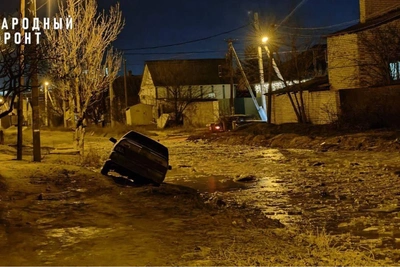 Машины застревают во льду на волгоградской улице