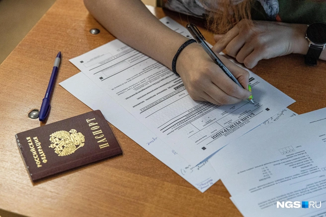 Выпускникам осталось сдать только иностранные языки и информатику | Источник: Александр Ощепков / NGS.RU
