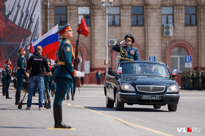 Под четким руководством просто невозможно ошибиться или неровно держать голову | Источник: Алексей Волхонский / V1.RU