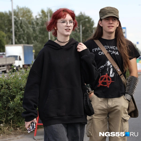 Еще один образ с красными волосами у девушки, а парень, видимо, фанат группы «Гражданская оборона». Стиль! | Источник: Евгений Софийчук / NGS55.RU