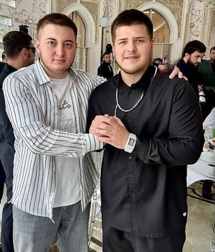 Что за часы за миллионы долларов, которые надел на свою свадьбу 17-летний Адам Кадыров