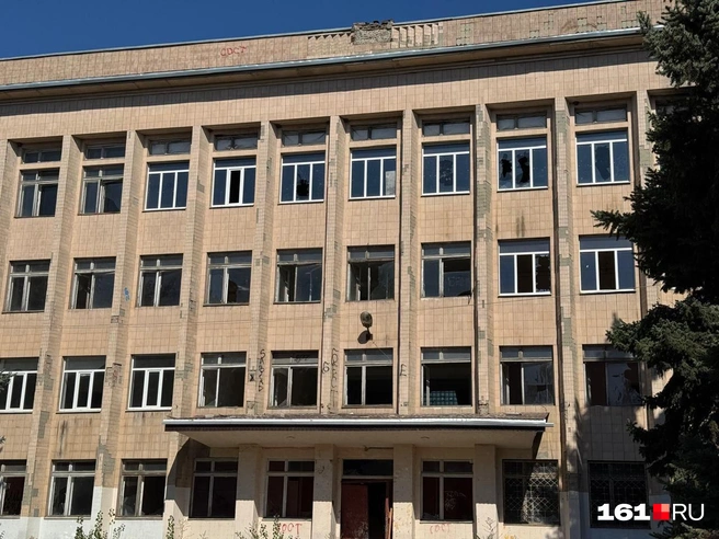 Так сейчас выглядит бывший корпус медколледжа в поселке Артем | Источник: читатель 161.RU