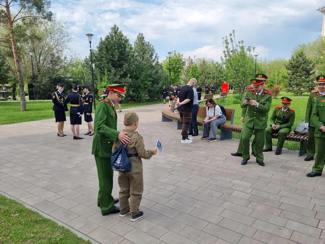 Туристы из Вьетнама фотографируются с русскими детьми на память | Источник: Константин Завриков / V1.RU