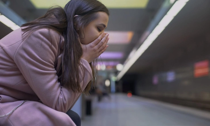 Если вы все чаще говорите эти слова, уровень вашего стресса запредельный | Источник: iStock/Motortion