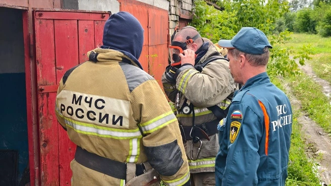 Спасатели спустились за телом пенсионерки в специальных масках | Источник: Егоршинские вести / Vk.com