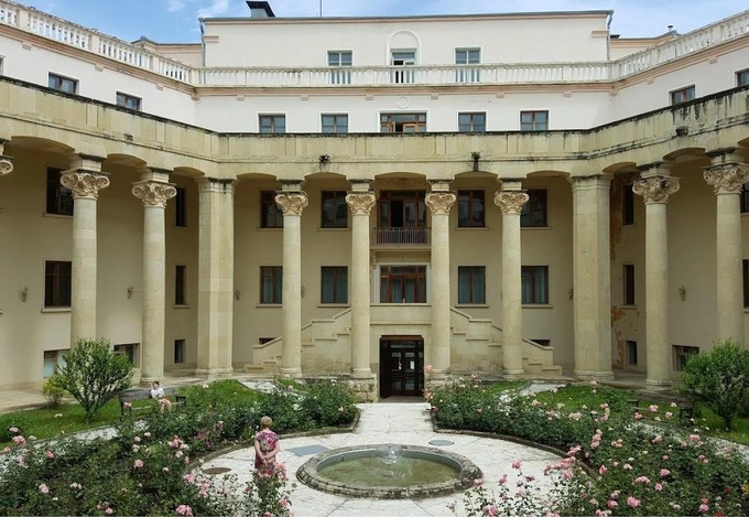 Кадр из сериала и внутренний двор корпуса № 3 санатория им. Орджоникидзе | Источник: Игорь Емельянов / google.com/maps