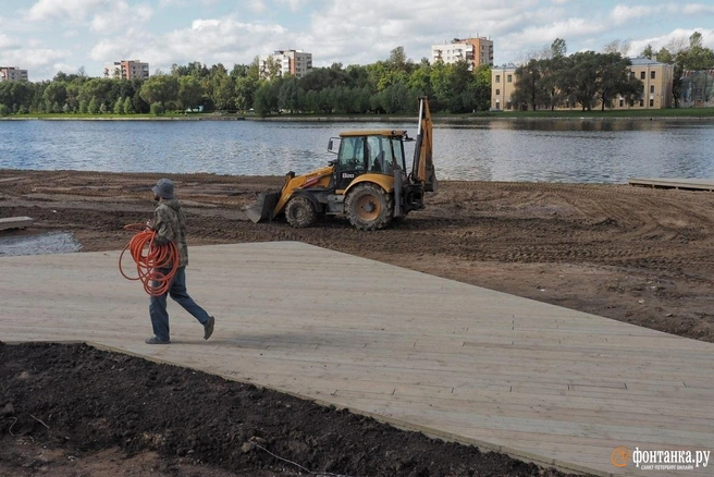На пляже у Никольского сквера в Колпино работы начались, кажется, не так давно | Источник: Михаил Огнев / FONTANKA.RU