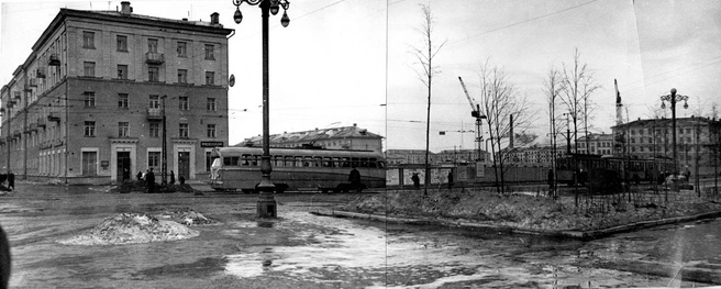 Эта фотография в государственном архиве подписана как перекрёсток Ленина и Кузбасской — сейчас это Ленина — Гагарина. Но не очень-то похоже. Если вы знаете, где это было снято — напишите нам.