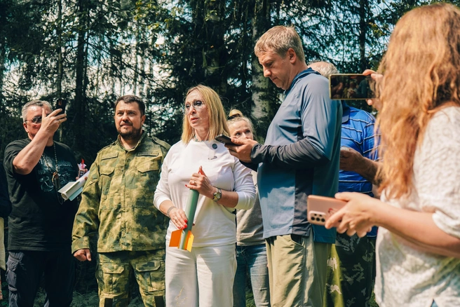 Оксана Алексеевна внимательно осматривала монумент  | Источник: Репсиме Зурнаджян / 59.RU