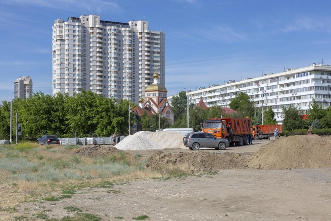 Бесплатного для людей пустыря в центре Волгограда чиновники пропустить не могли | Источник: Константин Завриков / V1.RU