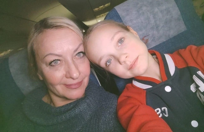 Лена с мамой в 2023 году | Источник: Леночка Костылева / Vk.com