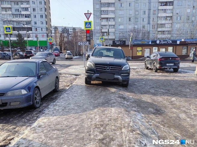 Парковка на тротуаре при наличии мест для нее | Источник: читатель NGS24.RU