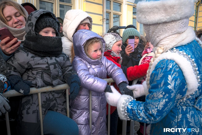 Его внучка тоже не обошла детишек вниманием | Источник: Арсений Чекмарёв / «ИрСити»