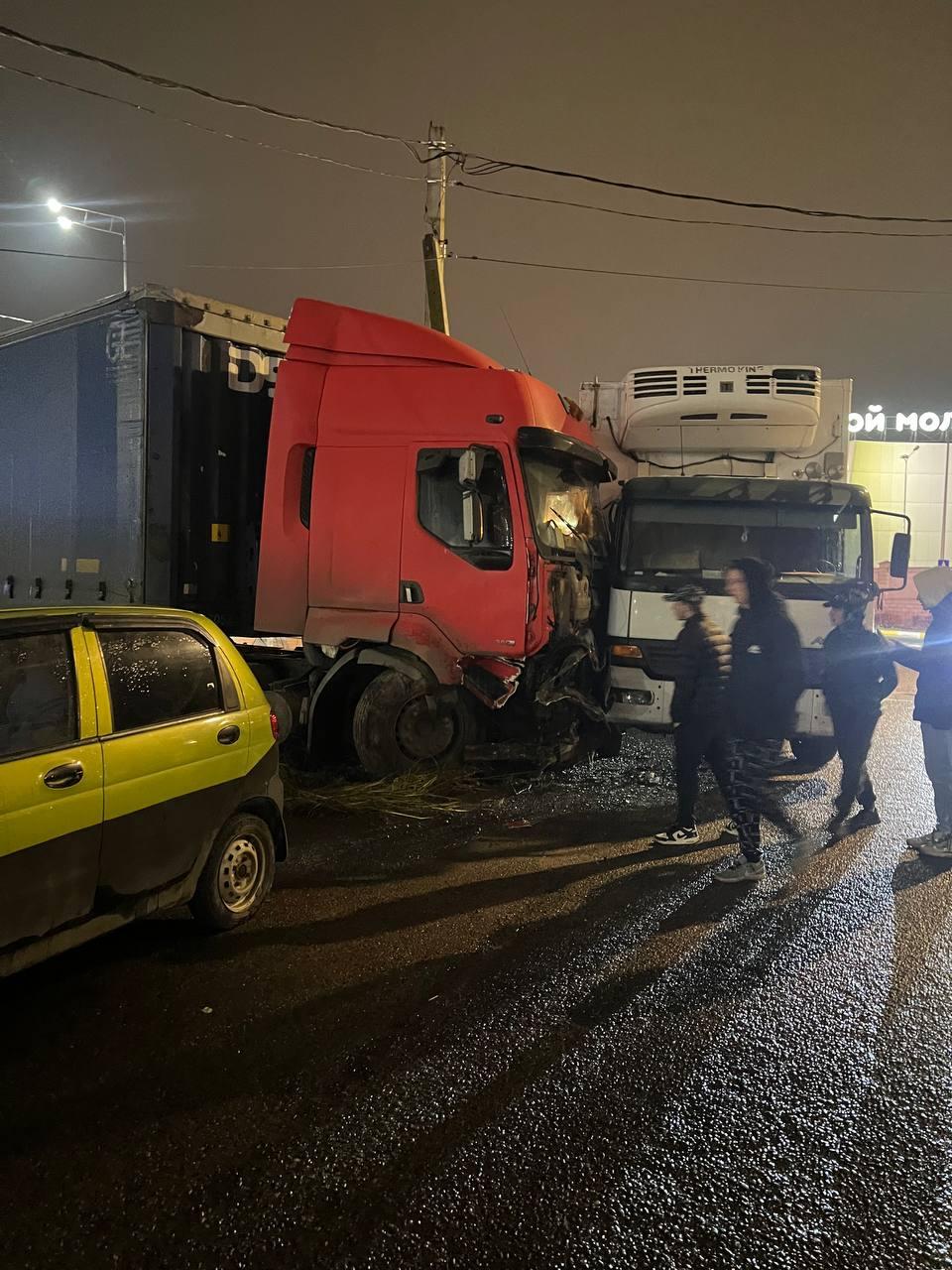 Массовая авария в Раменском: фура вылетела с трассы, протаранила отбойник и  несколько машин