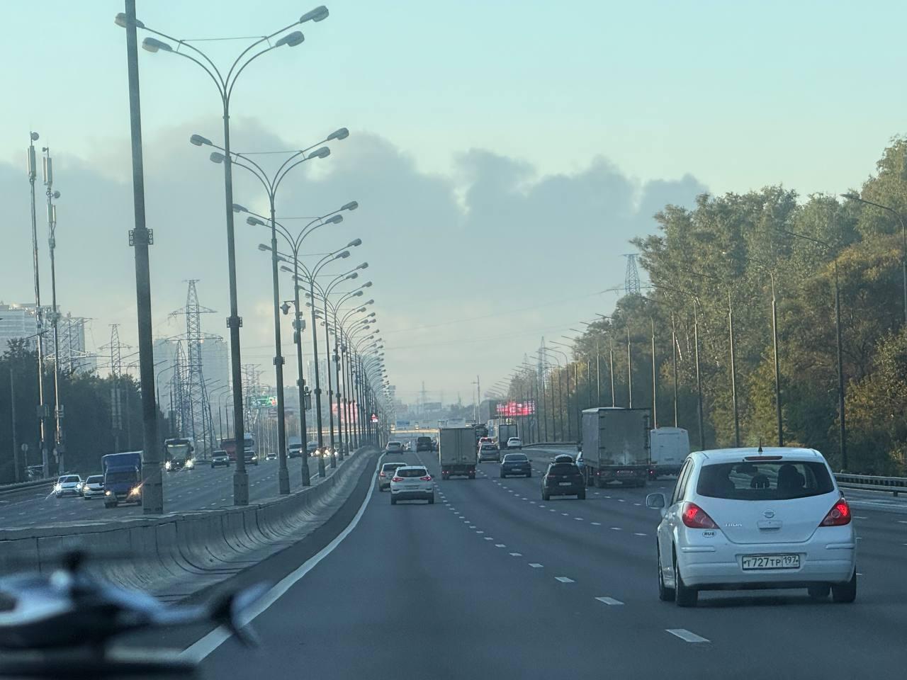 К заводу спешат пожарные, дороги перекрыты: что творится в Москве после самой массированной атаки Б…