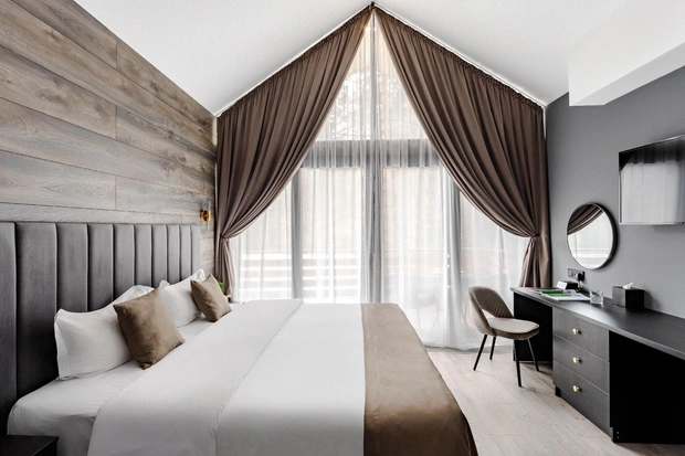 В Workation-отель Mairi Park Hotel в Архызе вполне можно приехать поработать как фрилансеру, так и целой команде. В номерах есть удобные рабочие зоны, в теплое время года удобно работать прямо на террасе. | Источник: mairi.ru