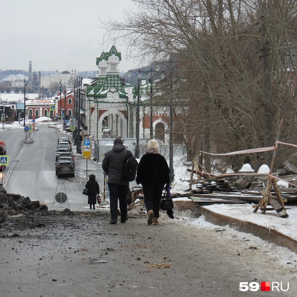 Сейчас люди проходят между ямой посреди путепровода и стройматериалами на тротуаре | Источник: Кирилл Хафизов / 59.RU