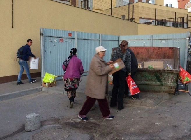 Фото: рязанцы разбирают просроченный товар из мусорного контейнера у «Пятерочки» | ya62.ru