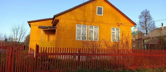 Такой вид на дом открывается со стороны дороги, бани отсюда не видно | Источник: предоставлено Ниной Ёркиной