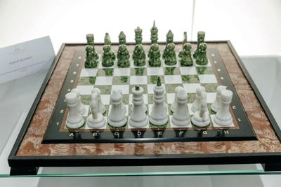 Шахматы из коллекции губернатора проданы за 20 млн рублей