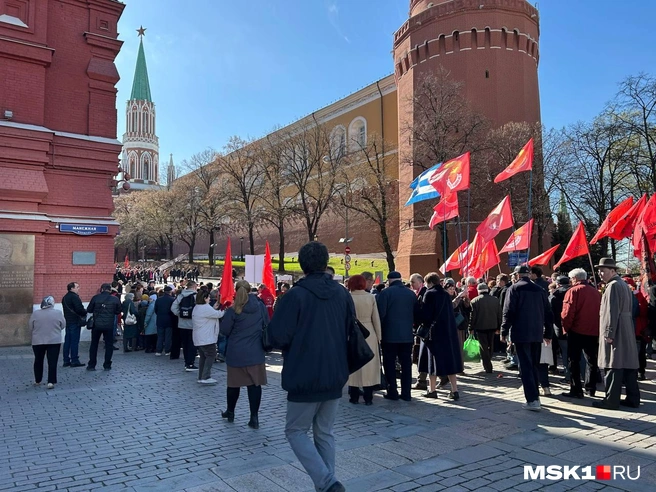 Толпы людей с красными флагами на Красной площади | Источник: Римма Багдасарян / MSK1.RU