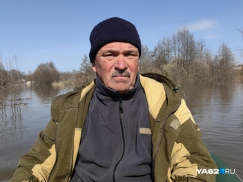 Женя привык, что каждый год в магазин он плавает на лодке, как минимум, раз в год | Источник: Кристина Мельникова / YA62.RU