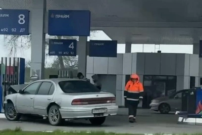 Водитель Nissan Cefiro въехал в бензоколонку на АЗС из‑за отказа тормозов