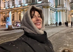 «У нас бабам счастья простить не могут»: влюбленная Ивлеева гуляет по Петербургу с мужем