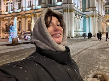 «У нас бабам счастья простить не могут»: влюбленная Ивлеева гуляет по Петербургу с мужем
