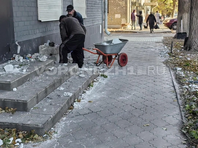 В день атаки вокруг дома все было усеяно обломками стройматериалов и битым стеклом, спустя двое суток — тут мало что изменилось | Источник: Андрей Пашинский / Voronezh1.ru