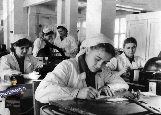 Девушки трудятся в цеху завода измерительных приборов, 1957 год | Источник: myekaterinodar.ru